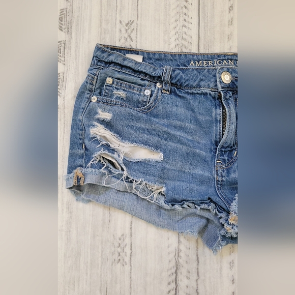 American Eagle Tomgirl distressed shortie jean shorts Size 10 - Picture 3 of 16